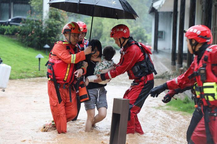 Reddingswerkers evacueren bewoners.