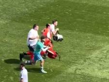 VIDEO | Bezorgde voetballer rent met ambulancespullen naar bewusteloze speler