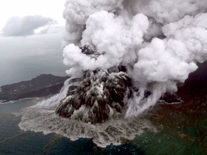 Indonesië verhoogt alarmpeil voor vulkaan Anak Krakatau: vliegtuigen wijken uit vanwege vulkaanas