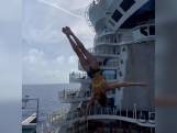 Piepklein plankje, een zwembad van 4 meter diep én een varend cruiseschip: deze klifduikster kent duidelijk geen angst