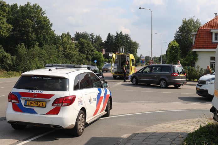 De wielrenner is meegenomen door een ambulance.