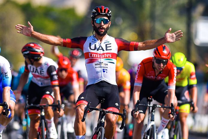 Fernando Gaviria wint de slotrit in een massasprint.