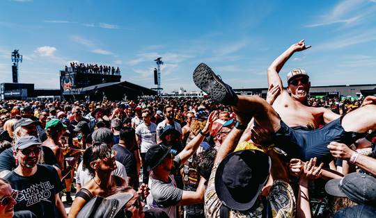 ‘Het wordt sowieso een andere festivalbeleving dan normaal’: is het pleidooi om evenementen af te gelasten tijdens hittegolf overdreven?