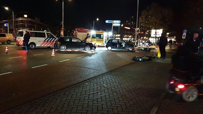 Twee auto's botsten op elkaar in Nijmegen.