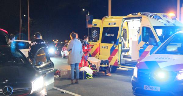 Fietser zwaargewond naar ziekenhuis na aanrijding in Delft.