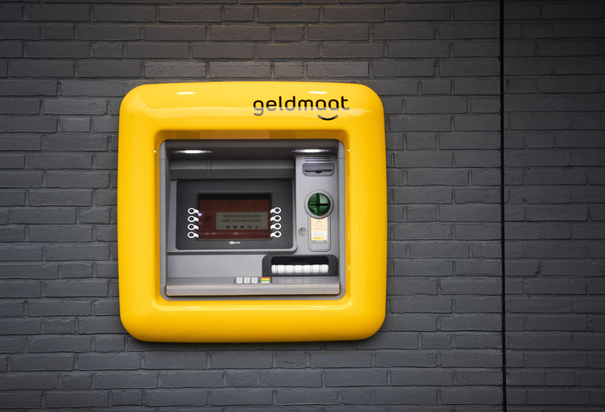 Eerste nieuwe pinautomaat onthuld in Soest Het Parool