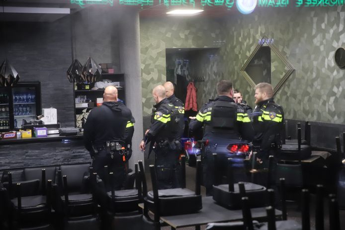In de nacht van zaterdag op zondag 5 december heeft de politie een inval gedaan tijdens een illegaal gokfeest aan de Van der Vennestraat in Den Haag.