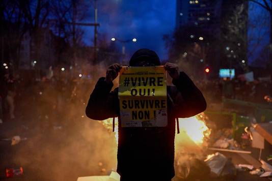 Een van de demonstranten met een bord waarop staat: Leven ja! Overleven nee!