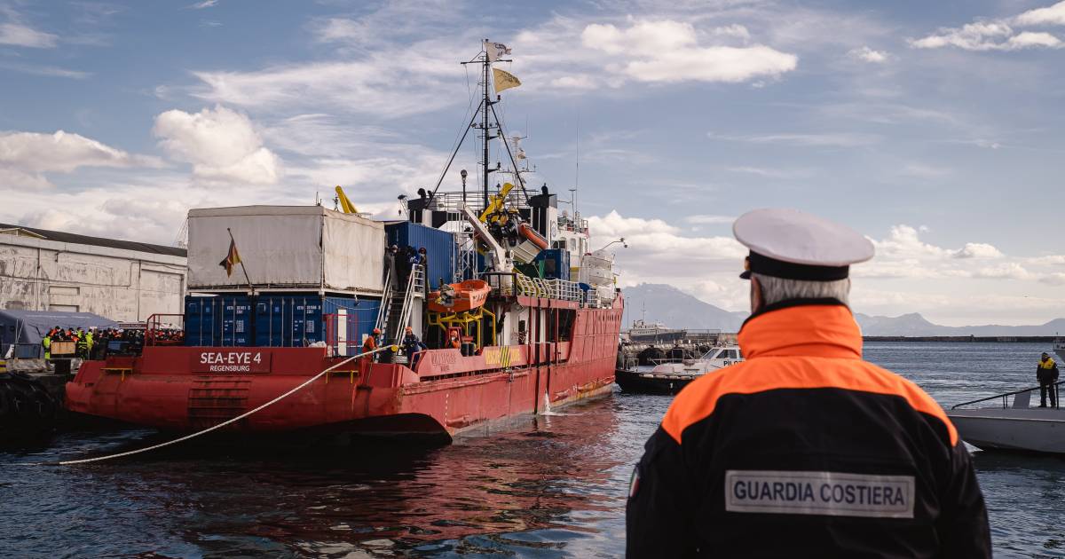 L’Italia mette al bando due navi delle Ong dopo aver violato la nuova legge: “Le scialuppe di salvataggio non sono traghetti per i migranti” |  al di fuori