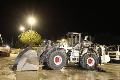 Loader vliegt in brand bij zand- en grondhandel in Hedel