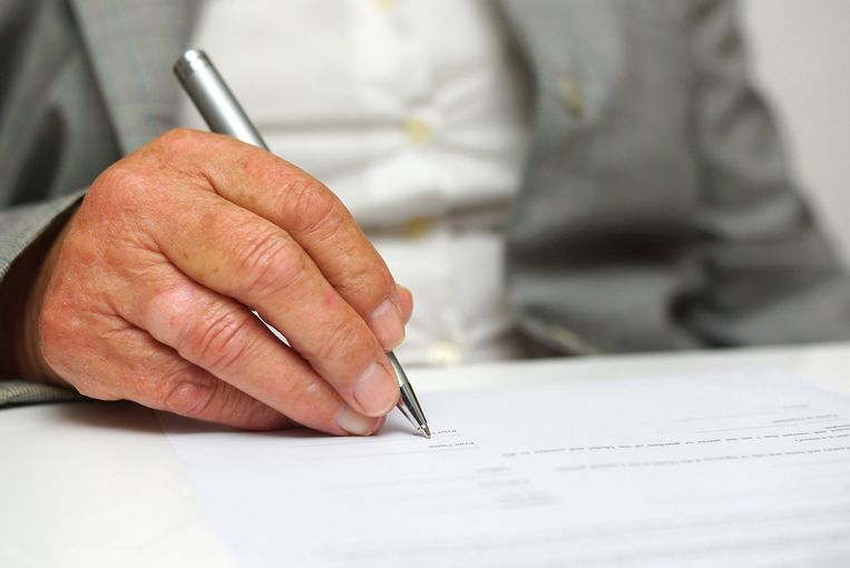 Een vrouw die haar metekind had aangesteld als verantwoordelijke voor haar financiën om zo een onbekommerde oude dag te kunnen hebben, is door dat metekind volledig gepluimd. 