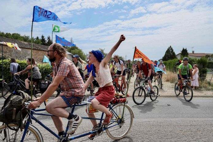 Franse activisten fietsen tijdens een demonstratie van het collectief 'Bassines Non Merci'.