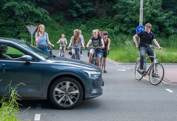 De oversteekplaats van de N325 bij de Ubbergseweg is erg druk. De directie van de havo uit Ubbergen wil dat de provincie het punt veiliger maakt.