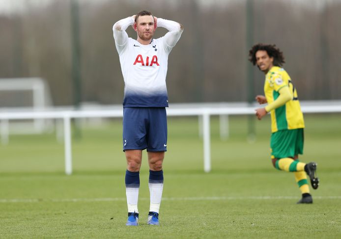 Vincent Janssen baalt na een gemiste kans voor het beloftenteam van Tottenham Hotspur begin deze maand.