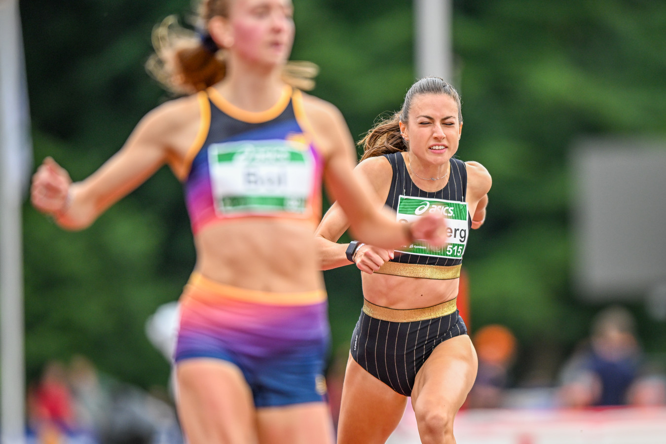 Eveline Saalberg (rechts) knokt zich achter nummer twee Femke Bol naar de vijfde plek op de 200 meter. 'Wel jammer voor mijn kans op de titel te pakken op de 400 meter.’