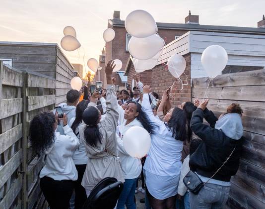 Deelnemers aan de stille tocht laten witte ballonnen los.