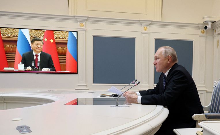 Vladimir Poetin en Xi Jinping spraken de laatste tijd wel vaker met elkaar, zoals hier op 30 december vorig jaar via een videoverbinding. Beeld via Reuters