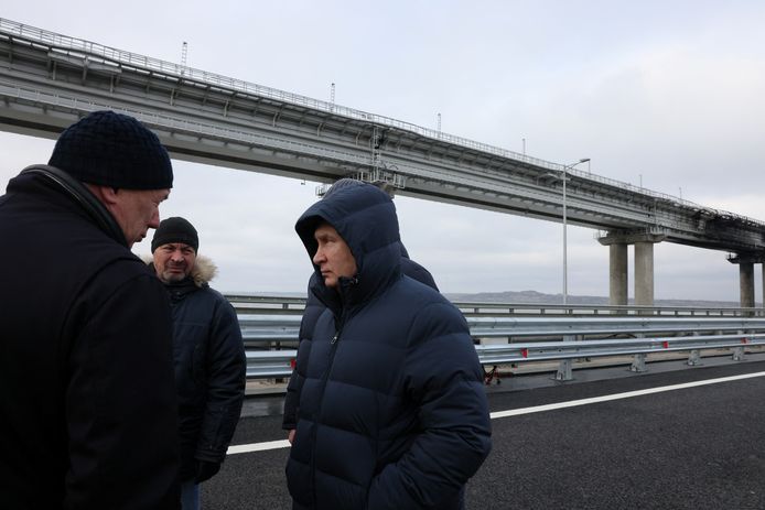 Le président russe Vladimir Poutine visite le pont reliant la Russie à la péninsule de Crimée, le 5 décembre 2022.