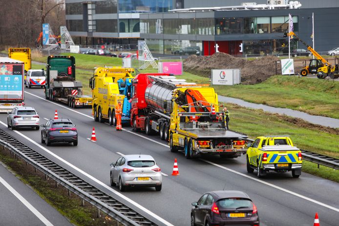 Door het ongeluk ging een rijstrook van de A28.