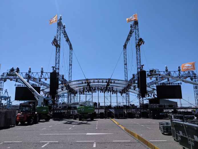 Het podium voor The Beach Boys komt van de grond.
