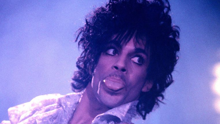 Prince tijdens een concert in de Purple Rain Tour. Beeld Ebet Roberts