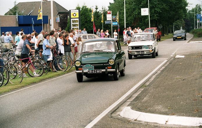 Start van een Hub van Doorne Memorial Run met oude Dafjes in 2000 in Deurne.