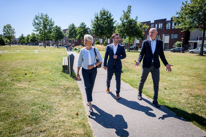 Burgemeester Volendam Zoekt Inspiratie In Enschede Vroegere Cafe Kan Wellicht Huis Van Verhalen Worden Enschede Tubantia Nl