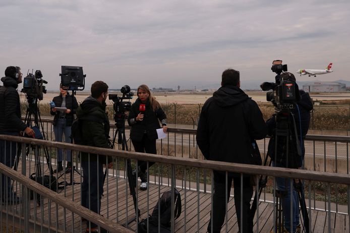 Journalisten verzameld aan de El Prat luchthaven in Barcelona na het incident met het vliegtuig uit Marokko.