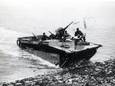 Een Buffalo (amfibievoertuig) landt op de kust van Zuid-Beveland, bij Baarland.