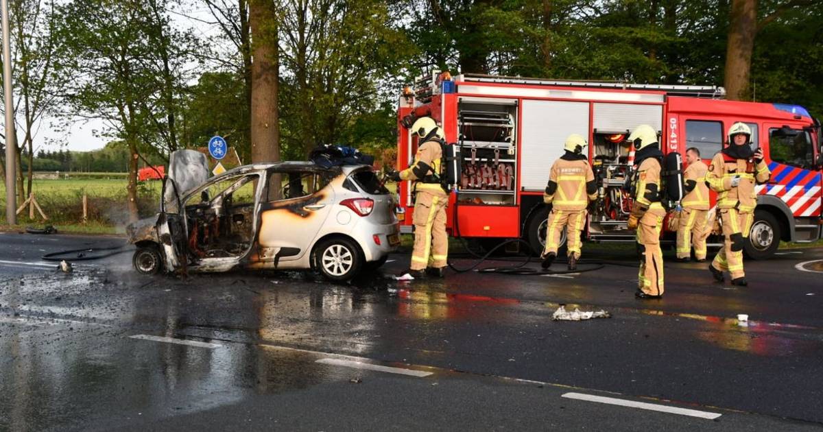 Auto vliegt in brand na aanrijding in Usselo.