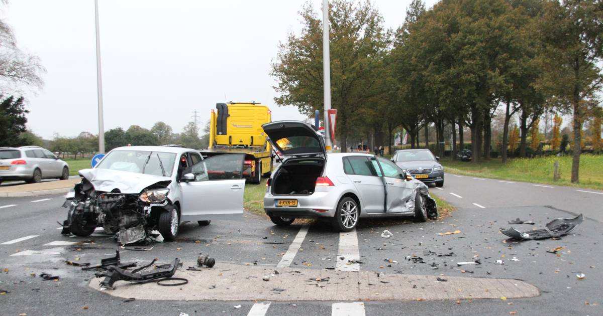 Gewonde en flinke schade bij aanrijding op N350 tussen Rijssen en Holten.