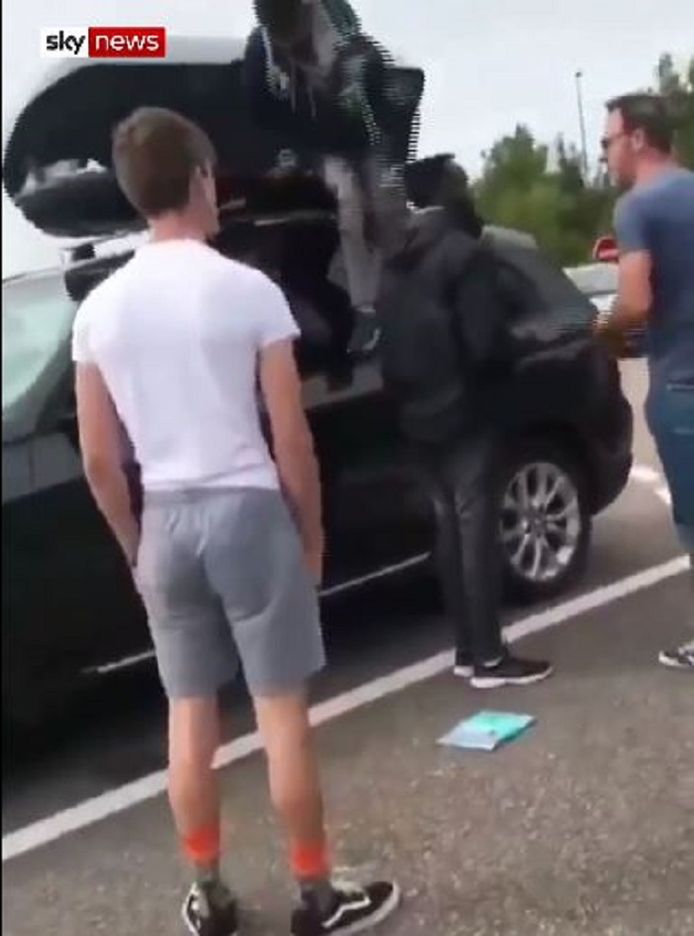 Het moment waarop de twee Afrikaanse tieners uit de bagagebox klimmen langs de tolweg A29.