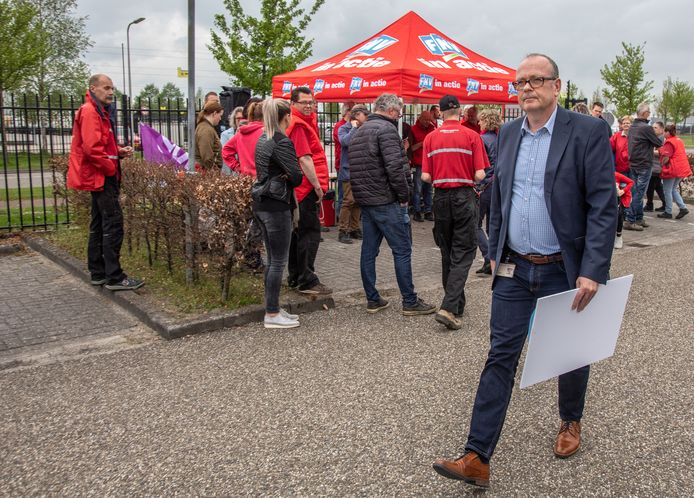 Ton Raijmakers, General Manager Benelux, loopt weg met de zojuist ontvangen petitie van medewerkers van Office Depot in Zwolle.