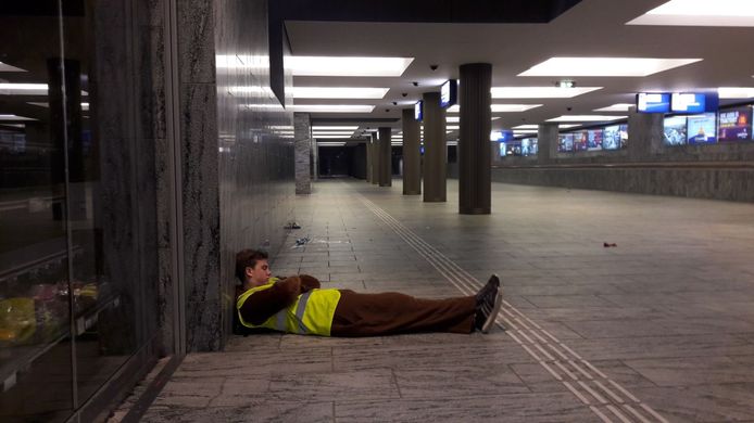 Even een powernapje voor de eerste trein vanaf station Breda weer gaat rijden zaterdagochtend.