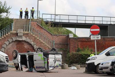 Van falls from bridge in Antwerp: driver in mortal danger