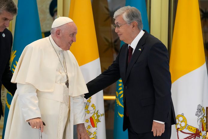 Le pape François aux côtés du président Kassym-Jomart Tokaïev du Kazakhstan.