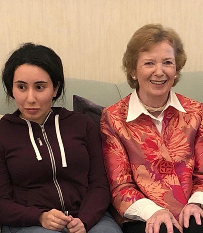 Mary Robinson, commissaris voor de Mensenrechten, brengt in 2018 een bezoekje aan Latifa. De foto's moeten aantonen dat alles prima is met de prinses. Maar Mary voelt zich in de val gelokt.