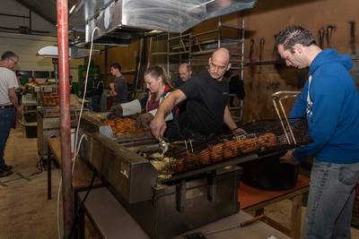 Oliebollenverkoop kerk Kerkwerve: van twee pannetjes vet naar een professionele bakmachine