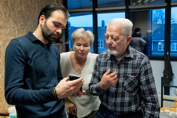 Sociaal werker Roel de Los Hoyes spreekt met Nadia (65) en Valentin (80) in de vluchtelingenopvang voor Oekraïners in het voormalige Rabokantoor aan de Stationsstraat in Boxtel. Hij gebruikt daarbij een vertaalapp.