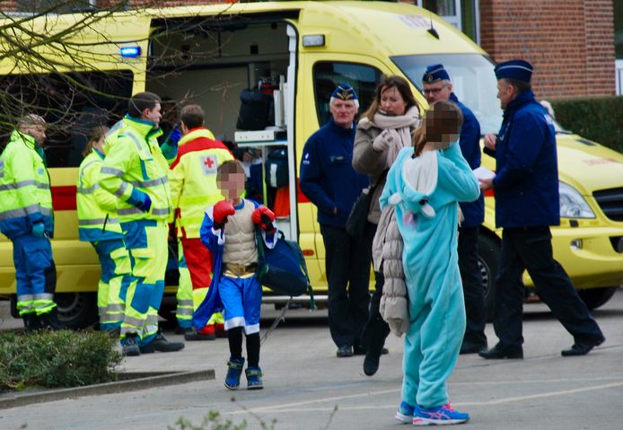 15 kinderen en twee begeleiders moesten uit voorzorg afgevoerd worden naar nabijgelegen ziekenhuizen.