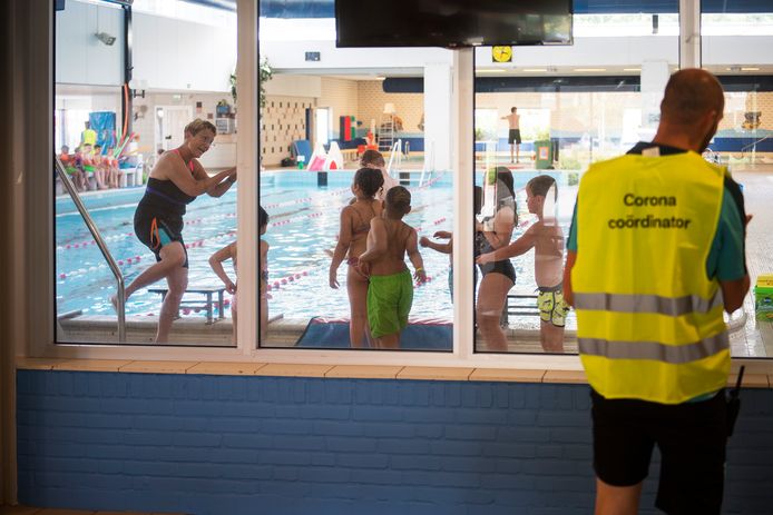 Zwembad Groenendaal voor het eerst sinds uitbraak coronavirus weer open voor zwemles kinderen.
