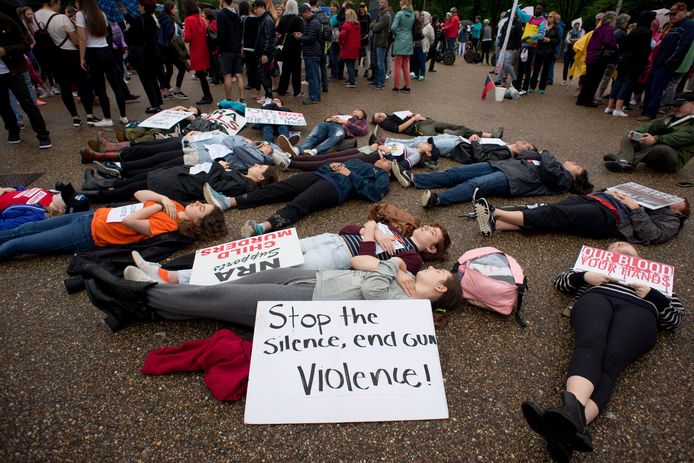 Studenten in Santa Fe liggen op de grond in een stil protest tegen de lakse wetgeving rond het bezit van vuurwapens.