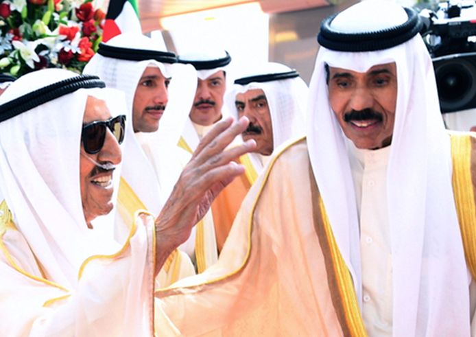 Emir sjeik Sabah al-Ahmad al-Jaber al-Sabah (L) met kroonprins sjeik Nawaf al-Ahmad al-Jaber al-Sabah, medio oktober op de luchthaven van Koeweit. De Emir keerde terug na medische onderzoeken in de Verenigde Staten.