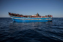 Vluchtelingen, voornamelijk uit Eritrea, op een boot.