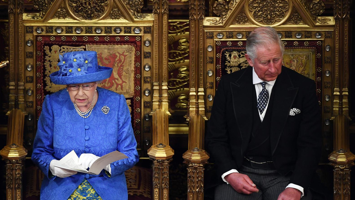 Koningin Elizabeth leest de troonrede. Prins Charles luistert. Beeld getty