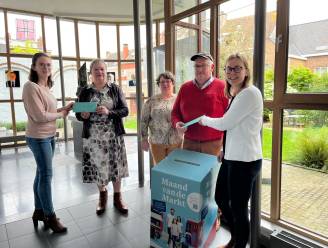 Winnaars Maand van de Markt in de bloemetjes gezet