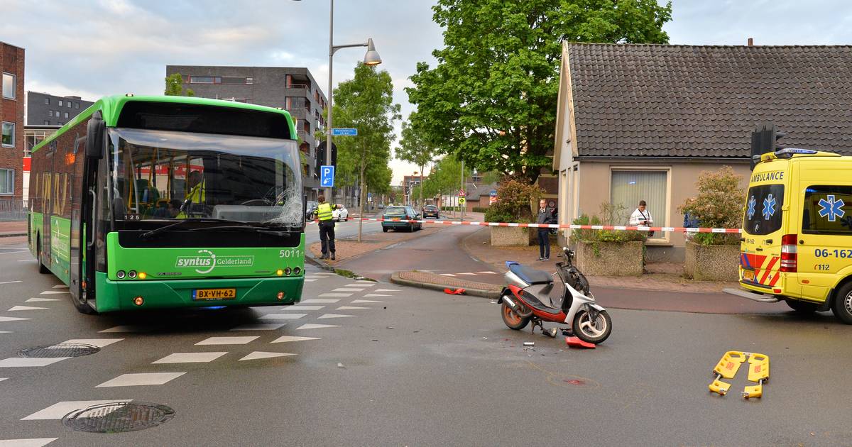Ernstig ongeluk in Apeldoorn: lijnbus 5 komt in botsing met scooter.