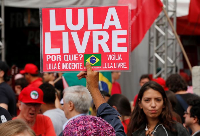 Betogers voor de gevangenis waar oud-president Lula da Silva vastzit, roepen om zijn vrijlating.