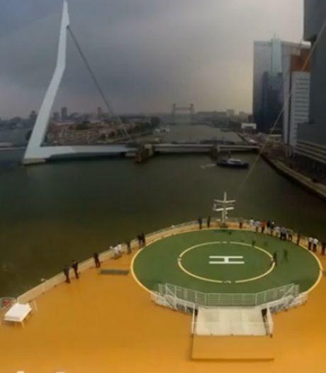 Zo vaart 's werelds grootste cruiseschip door Rotterdam