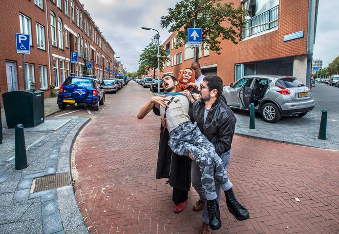 Abdullah Aydin is zwaar gehandicapt. Zijn vader Adnan en moeder Beyhan zien zich genoodzaakt om hem grote stukken over straat te tillen, omdat ze geen gehandicaptenparkeervergunning kregen.